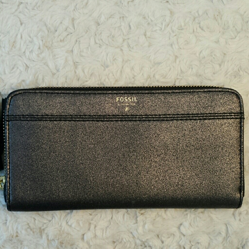 Fossil NWT Gray Metallic Leather Tara Clutch